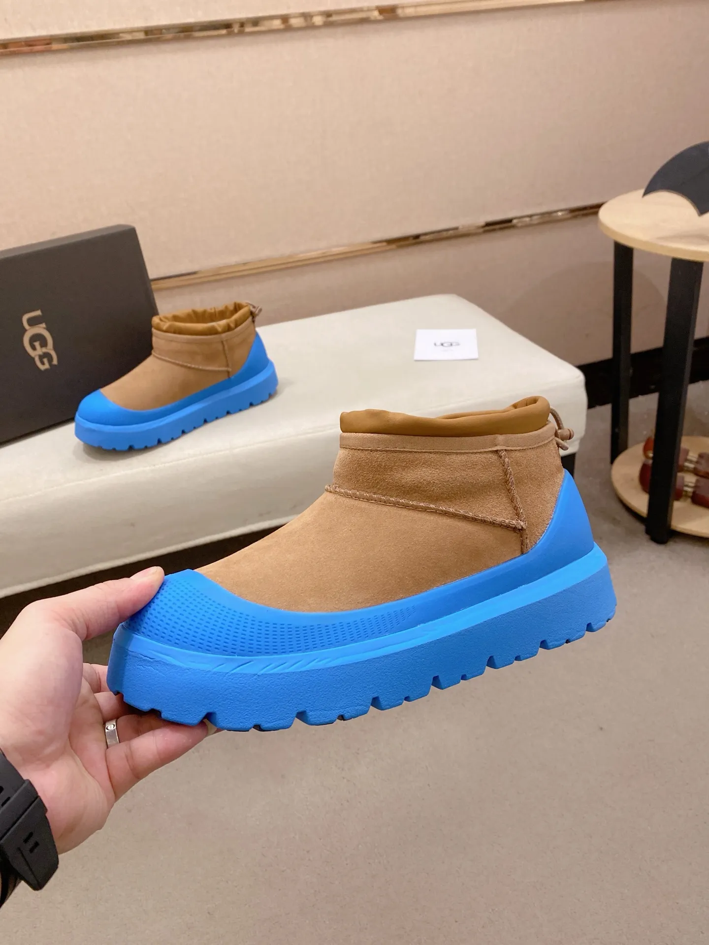Factory price: 500💰Couple model💏 Same style as Wang Yibo, North American men's shoes Ugg ☃️In the special sale of new high-quality men's shoes snow boots in autumn and winter, the nemesis of extreme cold weather! Made of cowhide leather, merino wool lining, and original outsole, whether driving, outdoor or daily wear, there is always one that suits you! Male and female size: 35-46.